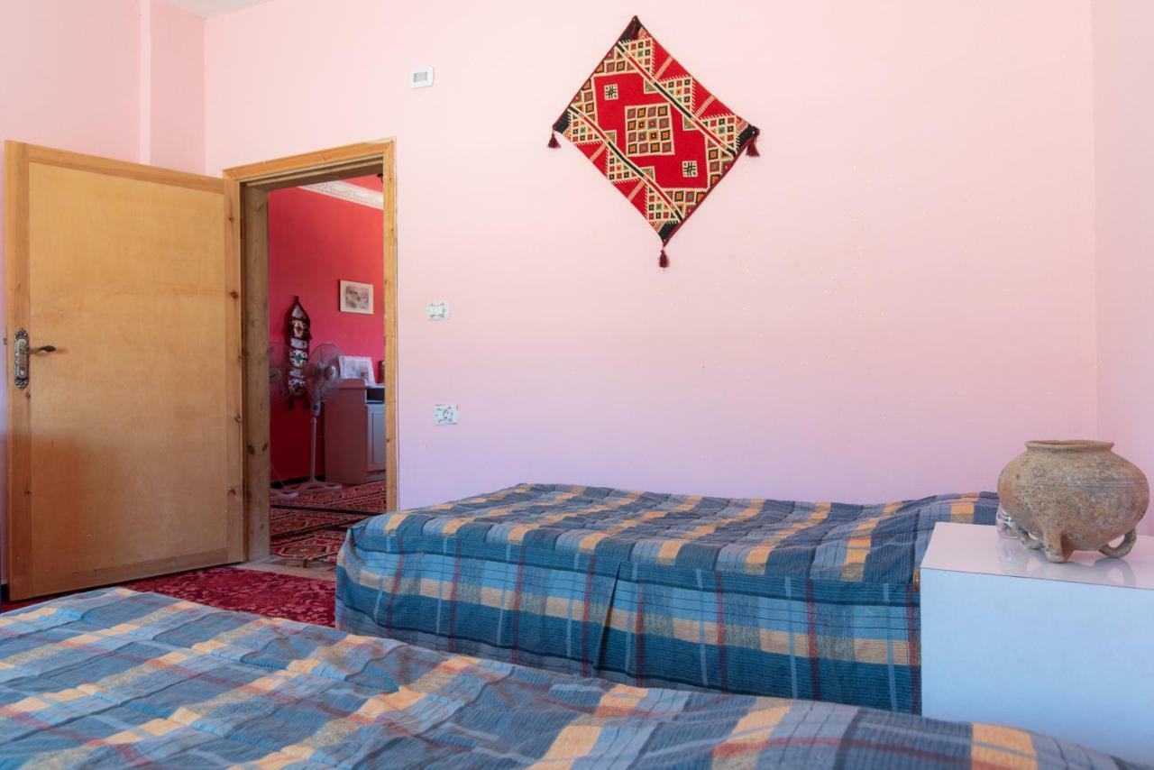 Bedouin Pink Ecohouse Bed & Breakfast Вади Муса Екстериор снимка